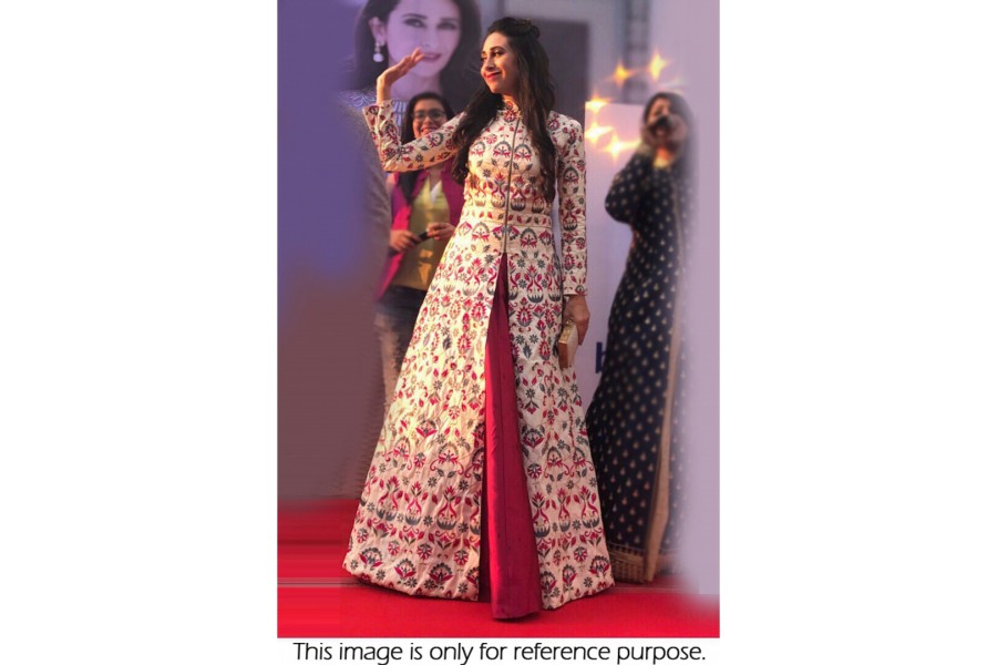 Yummy mummy Karisma glitters on the runway | Most beautiful indian actress,  Fashion, Stylish sarees